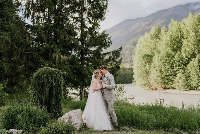 Sierra + Michael’s wedding at Dreamcatcher Meadows was an absolute stunner! Between the lush meadows, mountain views, and, oh yeah, some beautiful horses joining the party, their day was one for the books. 🐴 From the first look to the last dance, it was all about love, laughter, and good times. Dreamcatcher Meadows always brings the magic, and this celebration was no different. Huge congrats to these two legends! 🥂✨⁠
⁠
Photographer | @whistler_steve @taralillyphotography⁠
Venue | @dreamcatchermeadows⁠
HMUA | @colleenconroymakeup⁠
Catering | @thecollectivekitchen⁠
Entertainment | @coastmountaindjs⁠
Planner + Florals | @bluevioletevents @bluevioletdesign⁠
⁠
#DreamcatcherMeadows #WhistlerWeddings #LoveInTheMeadows #WeddingWithHorses #PembertonWedding #PembertonWeddingPhotographer #WeddingPhotography